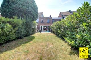<p><span>Aan het centrum van Mortsel gelegen gezinswoning met prachtige tuin en mogelijkheid tot uitbouwen (extra verdieping met zadeldak).<br />De woning beschikt over 3 slaapkamers, badkamer en bureau, werd gerenoveerd maar dient hier en daar nog verder afgewerkt te worden.</span></p><p><span>Elektrische keuring conform AREI, asbestveilig, gunstig EPC B, zeer laag kadastraal inkomen (741€), de woning werd in 2024 nog voorzien van vernieuwde dubbele beglazing (PVC) en een vernieuwde verwarmingsinstallatie, het hoofddak werd recent vernieuwd en geïsoleerd met 12cm.</span></p><p><span> </span></p><p><span>Omschrijving:</span></p><p><span>Via de inkomhal bereiken we aan de straatkant een handige bureau, thans in gebruik als berging/ fietsenberging.</span></p><p><span>In de hal treffen we het eerste gastentoilet.</span></p><p><span>De leefkamer geniet via de kamerhoge ramen van aangename lichtinval en een leuk zicht op de prachtige tuin.</span></p><p><span>De ruime tuin geniet heel de dag zon en beschikt achteraan over een handig tuinhuis.</span></p><p><span>De open keuken is voorzien van alle comfort.</span></p><p><span>Op de eerste verdieping treffen we de eerste twee slaapkamers met zicht op de tuin.</span></p><p><span>Op de tweede verdieping treffen we de derde slaapkamer en badkamer.<br />Deze badkamer is uitgerust met instapdouche, ligbad, lavabo en wc.</span></p><p><span>Verder beschikt de woning nog over een kelder.</span></p><p><span> </span></p><p><span>Uitstekende Mobiscore: goede trein/tram/bus verbinding en gelegen nabij E19.</span></p><p><span> </span></p><p><span>Contacteer ons voor een bezoek ter plaatse!</span></p><p><span> </span></p>
