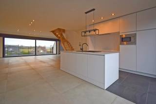 Zeer recent en instapklaar duplexappartement met twee ruime, zonnige terrassen, zowel vooraan als achteraan. Het appartement is gelegen op de tweede verdieping en biedt een comfortabele en lichtrijke woonomgeving.<br /><br />De leefruimte sluit aan op de volledig ingerichte open keuken, voorzien van alle nodige toestellen. Verder beschikt het appartement over twee ruime slaapkamers, een badkamer met douche en lavabo en een praktische berging.<br /><br />Op de bovenverdieping bevindt zich een lichtrijke mezzanine die perfect kan dienen als bureau of werkruimte. Daarnaast is er een ruime derde slaapkamer met ingemaakte kasten en een extra badkamer, uitgerust met douche, lavabo en toilet.<br /><br />Syndickosten: € 45,00/ maand<br /><br />Beschikbaar vanaf: 01/11/2026