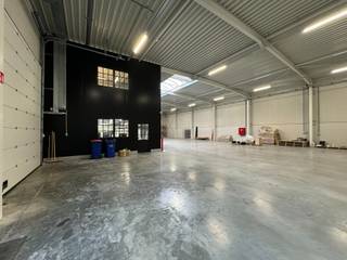 Dit magazijn van 300m² maakt deel uit van een groter geheel en staat te huur als onderverhuring.Het magazijn beschikt over een sectionale poort,...