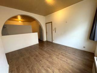 GROTE WONING vlakbij de Ezelpoort gelegen, te Kristus-Koning. Momenteel ingedeeld in 4 appartementen. Op wandelafstand van de binnenstad. Grondoppervlakte 140 m². Het pand beschikt over een recent DAK, grotendeels DUBBELE BEGLAZING en vooral VEEL MOGELIJKHEDEN. EPC 441/ 395/ 364/ 297 kWh/m².<br />