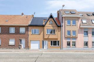 Deze volledig gerenoveerde gezinswoning in Merelbeke biedt maar liefst 216 m² bewoonbare oppervlakte en combineert ruimte, comfort en een uitstekende ligging. De woning is in 2026 volledig gerenoveerd, geniet van een EPC A (57 kWh / m² jaar), en dus perfect instapklaar!<br /><br />Binnen geniet je van een kwalitatieve afwerking, vijf volwaardige slaapkamers en twee stijlvolle badkamers. Dankzij de ruime indeling is er plaats voor het hele gezin, een thuiskantoor of een hobbyruimte. De lichtrijke leefruimte creëert een aangename woonbeleving en vormt het hart van deze moderne woning.<br /><br />Ook buiten heeft deze woning heel wat te bieden. De hippe, onderhoudsvriendelijke stadskoer vormt een gezellige plek om te ontspannen of te genieten van lange zomeravonden. Daarnaast beschikt de woning over een ruime garage en kelder, ideaal voor parkeren, fietsen en extra opslagruimte.<br /><br />Op technisch vlak is de woning volledig mee met hedendaags wooncomfort. De aanwezigheid van zonnepanelen en een ventilatiesysteem D zorgen voor een energiezuinige woning met een gezond en aangenaam binnenklimaat.<br /><br />De ligging is een absolute troef. Je woont centraal in Merelbeke, dichtbij winkels, scholen, horeca en dagelijkse voorzieningen. Je behoud het aangename dorpsgevoel, terwijl Gent bijzonder vlot bereikbaar is met de fiets, wagen of het openbaar vervoer. Ook de belangrijkste verbindingswegen bevinden zich vlakbij.<br /><br />Een instapklare gezinswoning die ruimte, duurzaamheid en een topligging perfect weet te combineren.<br /><br />Bestuursmaatregelen in het maatregelenregister: nee