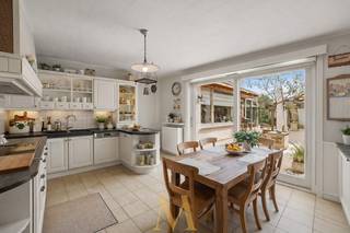 In het hart van Desselgem bevindt zich dit uitzonderlijk veelzijdige eigendom waar wonen en werken perfect samenkomen. Dankzij de uitstekende...