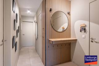 Hoogwaardig afgewerkt, lichtrijk appartement met 2 slaapkamers, tuin/terras, nabij het bruisende centrum van Heusden-Zolder. Bewoonbare oppervlakte: ong. 95 m² + ong. 50 m² terras met tuin. Ondergrondse autostaanplaats en kelderberging zijn INBEGREPEN in de verkoopprijs. Gem. kosten: € 105/maand. Gemeenschappelijke fietsenstalling.<br /><br />Het appartement is centraal gelegen nabij het centrum van Heusden-Zolder, nabij verschillende winkels, grootwarenhuizen, scholen, wandel- en speelparken, E-313/314... Het appartement is hoogwaardig afgewerkt met een open keuken en leefruimte en een aangelegde, zuid-west georiënteerde tuin met terras. Zowel de leefruimte als de slaapkamers zijn voorzien van een marmervloer. Schuiframen zijn voorzien van vliegenramen.<br /><br />INDELING: Inkomhal met apart gastentoilet; op maat gemaakte schoenenkast; open leefruimte met zithoek, eettafel en keuken volledig uitgerust met Whirlpool toestellen; slaapkamer 1 met op maat gemaakte kasten; slaapkamer 2; badkamer met dubbele lavabo en bad; extra bergruimte.<br /><br />TECHNISCHE KENMERKEN:<br />Elektrische installatie is CONFORM het AREI. <br />E-Label A. <br />Dubbele beglazing, ALU. <br />CV op aardgas. <br /><br />Voor meer info bel Jeff op 0472/04.26.49 of 011/22.19.17 - jeff@limburgsvastgoed.be<br /><br />Bekijkt u deze advertentie via een aanverwante vastgoedsite, surf dan zeker naar onze website www.limburgsvastgoed.be voor een uitgebreide beschrijving en foto's.