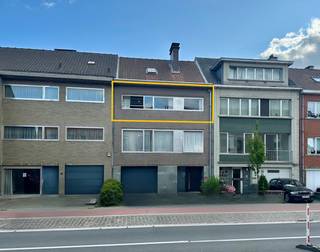 Immo Leolux stelt dit centraal gelegen appartement te huur in Asse.Bij het binnenkomen wordt u verwelkomd in een aangename inkomhal die uitkomt op...
