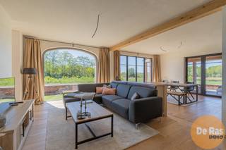 <p><span><strong>LEDE - Exclusieve landelijke woning op unieke ligging</strong><br />EERSTE BEZOEKDAG ZATERDAG 23 MEI VAN 09u TOT 13u (Enkel op afspraak !)<br /></span><br />In het rustige en groene Stichelendries te <span><span>Lede</span></span> bevindt zich deze uitzonderlijke woning van 2025, gelegen op een ruim perceel van maar liefst 5.550 m². Dankzij de open ligging, de prachtige verzichten over het omliggende landschap en de absolute privacy geniet u hier dagelijks van rust, ruimte en natuur in een exclusieve woonomgeving.</p>
<p>Deze stijlvolle villa werd ontworpen in een tijdloze landelijke architectuur en opgetrokken in traditioneel metselwerk met hoogwaardige materialen. De woning combineert authenticiteit en charme met hedendaags wooncomfort en energiezuinige technieken. Bovendien biedt de huidige afwerkingsfase de unieke kans om nog persoonlijke accenten en afwerkingen naar eigen smaak toe te voegen, zodat u deze woning volledig kan afstemmen op uw woonwensen.</p>
<p>Via de royale inkomhal met gastentoilet en elegante traphal wordt u verwelkomd in de bijzonder lichtrijke leefruimte. Grote raampartijen zorgen voor een overvloed aan natuurlijk licht en creëren een prachtig zicht op de omliggende tuin en het achterliggende groen. De gezellige houtkachel vormt het warme hart van de woning en zorgt voor een sfeervolle en uitnodigende leefomgeving. Aansluitend bevindt zich het deels overdekte terras, waar u in alle rust kan genieten van lange zomeravonden en het weidse uitzicht.</p>
<p>De leefruimte staat in directe verbinding met de bureauruimte, ideaal voor thuiswerk of een praktijk aan huis, en met de ruime open keuken. Deze keuken biedt tal van mogelijkheden voor een stijlvolle inrichting en wordt aangevuld met een praktische berging/wasruimte die extra comfort en opbergruimte voorziet.</p>
<p>Op de eerste verdieping bevindt zich de ruime master bedroom met aansluitende dressing, een tweede volwaardige slaapkamer en een royale badkamer uitgerust met ligbad en de mogelijkheid tot het installeren van een douche. Verder vindt u hier nog een apart toilet en een extra berging. De polyvalente leefkelder biedt bijkomende mogelijkheden en kan perfect ingericht worden als derde slaapkamer, hobbyruimte, fitness, speelkamer of extra bureau.</p>
<p>Ook technisch voldoet deze woning aan de hedendaagse normen inzake comfort en energiezuinigheid. Zo werd de woning uitgerust met vloerverwarming, een energiezuinige warmtepomp lucht/lucht, ventilatiesysteem D, aluminium/houten ramen met hoogrendementsglas en een regenwaterput van 10.000 liter. Het EPB Nieuwbouwattest is momenteel in opmaak.</p>
<p>Buiten werd de tuin recent ingezaaid en geniet u van een prachtig groen kader rondom de woning. Daarnaast is er reeds een tuinberging aanwezig en bestaat de mogelijkheid om een carport te voorzien. Voor de verdere afwerking zijn bovendien reeds kwalitatieve materialen aanwezig, waaronder stijlvolle eiken binnendeuren en blauwe steen terrastegels.</p>
<p>Bent u op zoek naar een exclusieve woning met karakter, ruimte en een unieke ligging in het groen? Aarzel dan niet om ons te contacteren op 053/60.65.60 voor meer informatie of een bezoek ter plaatse en ontdek zelf de charme en mogelijkheden van deze uitzonderlijke eigendom.<br />De prijs is een niet-bindende richtprijs. Na biedingen beslist de verkoper over verkoop aan het beste bod. Info via ons of reglement.</p>