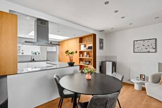 Welkom in deze charmante en instapklare woning, ideaal gelegen nabij de belangrijkste in- en uitvalswegen. Hierdoor geniet je van een...