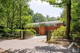 Strakke moderne villa met zwembad op een ruim perceel van 4617 m² gelegen in het rustige Kapellenbos. Omgeven door een prachtig natuurgebied,...
