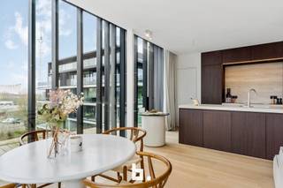 Stap binnen in dit prachtige nieuwbouwappartement en ervaar de perfecte combinatie van stijl, comfort en duurzaamheid. Dit recent...