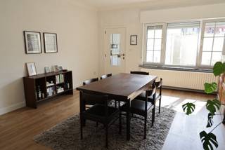 BEZOEKDAG ZATERDAG 30 MEI van 8U tot 16U (enkel op afspraak)<br /><br />Ontdek deze charmante en instapklare stadswoning op een rustige ligging nabij het centrum van Aalst.<br />Deze gezellige woning combineert comfort, ruimte en een uitstekende bereikbaarheid.<br />Bij het betreden van de woning valt meteen de praktische indeling op. U beschikt over een ruime garage die rechtstreeks aan de woning aansluit, evenals een oprit voor de woning — een absolute troef in de stad.<br />Verder biedt de woning 3 volwaardige slaapkamers, ideaal voor gezinnen of wie extra ruimte wenst voor bureau of hobbykamer.<br />De gezellige stadskoer vormt de perfecte plek om in alle rust te genieten.<br />Daarnaast beschikt de woning over 2 toiletten, een droge kelder en een geïsoleerde zolder met vaste trap, dit biedt de mogelijkheid om een extra slaapkamer of hobbyruimte te creëren.<br />Extra pluspunten zijn de conforme elektrische installatie, gasketel, dubbele beglazing en de verzorgde staat van de woning, waardoor u zonder zorgen onmiddellijk kan intrekken.<br />Bent u op zoek naar een comfortabele woning met veel praktische troeven op een rustige, maar centrale locatie? Dan is deze eigendom zeker een bezoek waard!<br /><br />Technische informatie:<br />EPC D<br />Elektrische installatie is conform<br />Verwarming op aardgas<br />Dubbele beglazing<br />Geïsoleerde zolder<br />Niet gelegen in overstromingsgevoelig gebied<br /><br />Voor meer informatie kan je mij steeds contacteren op<br />0478 402 410 of lucas_v@live.be<br /><br />BEZOEKDAG OP ZATERDAG 30 MEI 2026