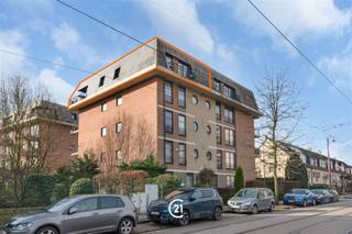 Century 21 ATG vous propose cet appartement situé au 4ième et dernier étage avec ascenseur à Berchem-Sainte-Agathe. Il se compose d'un hall d'entrée, un spacieux séjour avec cuisine équipée USA (34m2) avec terrasse (9m2), hall de nuit, 2 chambres (14 et 12m2), salle de bain et débarras. Le bien est actuellement loué. PEB E+, l' installation électrique conforme, CC gaz de ville avec nouvelle chaudière (2025). Idéalement situé à proximité des transports en commun et des supermarchés. A visiter