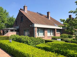 INSTAPKLARE WONING TE BOCHOLT (KAULILLE)<br />Instapklare woning voorzien van alle luxe en comfort, met rust en een prachtige tuin om van te genieten.<br />De woning is gelegen op minder dan 10 minuten van de Nederlandse grens. De woning is gedeeltelijk gerenoveerd in 2019.<br />Ze werd ingericht met duurzame en stijlvolle materialen en is gelegen op een perceel van 7 are 80 ca.<br />U geniet van een verzorgde en omheinde tuin voorzien van sproei-installatie.<br />De EPC-score is zeer gunstig : Type B en 181 kwh.<br />Scholen, winkels en bushalte zeer nabij.<br />Indeling :<br />Gelijkvloers :<br />•Airconditioning<br />•Aparte zithoek met gashaard, eetkamer en keuken met zicht op tuin<br />•Ruim bureel met open zicht op leefruimte, ideaal voor thuiswerk<br />•Gastentoilet<br />•Badkamer met douche<br />•Wasplaats uitgerust met inbouwkasten en ruimte voorzien voor wasmachine en droogkast.<br />•Extra leefruimte : kan gebruikt worden als speel – hobby ruimte of slaapkamer <br />•Bergplaats <br /><br />Verdieping<br />•Ruime hal met overloop<br />•3 slaapkamers waarvan 2 voorzien van airconditioning en maatkasten<br />•Badkamer met ligbad en toilet, voorzien van vloerverwarming en airconditioning<br />•Extra kamer, in te vullen naar wens ( berging, slaapkamer, bureel)<br /><br />Tuin:<br />•Ruime tuinberging met mogelijkheid tot opladen van elektrische fietsen<br />•Aangelegde tuin met sproei installatie<br />•Natuurstenen terras<br />•2 autostandplaatsen vooraan de woning<br />