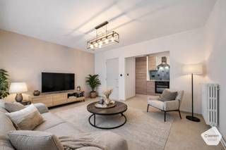 Ontdek dit <strong>charmante, </strong><strong>lichtrijke </strong>en<strong> praktische </strong>1-slaapkamerappartement gelegen op de <strong>2de verdieping. </strong>Dankzij de <strong>uitstekende ligging</strong> bevinden <strong>winkels, horeca, openbaar vervoer </strong>en het <strong>strand</strong> zich op <strong>wandelafstand.</strong><br /><br />Het appartement beschikt over een <strong>open keuken</strong> die <strong>aansluitend</strong> overloopt in de <strong>lichte leefruimte </strong>die door de <strong>grote raampartijen</strong> zorgt voor veel <strong>natuurlijk daglicht</strong>. Dit zorgt zowel overdag als ’s avonds voor een <strong>aangename</strong> en <strong>gezellige sfeer. Verder is er </strong>een <strong>comfortabele slaapkamer en is het appartement voorzien van een b</strong>adkamer is met <strong>inloopdouche.</strong><strong> </strong><br /><br />Het appartement is zowel bereikbaar via de <strong>lift</strong> als via de <strong>trap</strong>, wat zorgt voor <strong>comfort</strong> en <strong>toegankelijkheid</strong> voor jong en oud. Dankzij de <strong>toplocatie</strong> en de <strong>slimme indeling</strong> kan dit appartement zowel gebruikt worden als vaste woonst, tweede verblijf of als investering. 