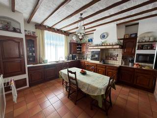 Charmante vierkantshoeve met 2.045 m² perceel in het landelijke Horpmaal<br /><br />Bent u op zoek naar een woning met karakter, ruimte en tal van mogelijkheden? Dan is deze authentieke hoeve in het rustige en groene Horpmaal absoluut een bezoek waard.<br /><br />Gelegen op een volledig omheind perceel van maar liefst 2.045 m², biedt deze eigendom een unieke combinatie van wonen, opbergruimte, hobbymogelijkheden en landelijke rust. De woning beschikt over een bewoonbare oppervlakte van circa 250 m², met 3 slaapkamers (incl. airco), 2 badkamers, een dressing, een ruime leefruimte en verschillende opslagruimtes. Achter de woning bevindt zich een grote hangar met extra verdiepingen, die tal van mogelijkheden biedt voor opslag, hobbyruimte, werkatelier of verdere inrichting naar eigen wens. <br />De grote tuin biedt een prachtig open uitzicht op het achterliggende landschap en vormt een oase van rust. Daarnaast beschikt de eigendom nog over de volgende troeven: twee ruime terrassen, een ruime koer, een carport en een schuur (bestaande uit een opbergruimte, poorthuis, berging en garage). <br />De woning is zeer goed onderhouden. Zo werden er de afgelopen jaren meerdere renovaties uitgevoerd, zijnde plaatsing van dakisolatie, nieuwe ramen met dubbele beglazing en nieuwe buitendeuren (EPC-label D). Bovendien beschikt de woning over maar liefst 30 zonnepanelen met groenestroomcertificaten. <br /><br />Indeling in m2: <br />Kelder (41); <br />Gelijkvloers: gang (13), zithoek en keuken (34), living (37), berging (7), badkamer 1 (4), wasplaats incl. wc (7), berging (6), hangaar (70), koer (232), schuur bestaande uit opbergruimte (31), poorthuis (33), berging (7) en garage (19); <br />Eerste verdieping: nachthal (11), slaapkamer 1 (12), 2 (17), 3 (15), dressing (9), badkamer 2 (13) en bureau (14); <br />Tweede verdieping: schuur (77), hangaar (74). <br /><br />Een eigendom met authentieke charme, uitzonderlijke ruimte en tal van mogelijkheden voor wie op zoek is naar landelijk wonen met karakter!<br />