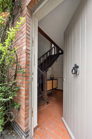 <p><strong>Zeer degelijk te renoveren landhuis in de gegeerde groene wijk Hertebos</strong></p>
<p>In de uiterst rustige en groene wijk <strong>Hertebos</strong> bevindt zich dit charmante landhuis met tal van mogelijkheden. De woning is gelegen op een mooie locatie met veel privacy, omgeven door groen en toch nabij scholen, winkels, restaurants en belangrijke verbindingswegen.</p>
<p><strong>Indeling</strong></p>
<p><strong>Gelijkvloers</strong></p>
<p>Ruime inkomhal op keramische tegelvloer met gastentoilet. De lichtrijke woonkamer op vast tapijt beschikt over een sfeervolle haard en geniet van directe toegang tot het zonnige terras en de zuidgerichte tuin, omringd door groen en met bijzonder veel potentieel. Aansluitend bevindt zich de keuken, eveneens voorzien van een haard. Verder beschikt het gelijkvloers over een bureauruimte, inpandige garage, carport en praktische berging.</p>
<p><strong>Verdieping</strong></p>
<p>Nachthal met toegang tot vier volwaardige slaapkamers (ca. 10 m², 10 m², 10 m² en 18 m²). De badkamer op keramische tegel is uitgerust met wastafel, douche, toilet en bidet.</p>
<p>Daarnaast beschikt de woning over een ruime bergzolder van ca. 26 m².</p>
<p><strong>Technisch</strong></p>
<ul>
<li>CV op stookolie</li>
<li>Degelijke constructie met veel potentieel</li>
<li>Zuidgerichte tuin</li>
<li>Inpandige garage</li>
<li>Carport</li>
</ul>
<p><strong>Wonen in Hertebos</strong></p>
<p>Hertebos is een gegeerde, groene woonwijk aan de rand van ’s-Gravenwezel (Schilde), ontstaan eind jaren ’50 na verkaveling door de families Cornet d’Elzius de Peissant en Gillès de Pélichy. De wijk wordt gekenmerkt door vrijstaande woningen op ruime percelen van ca. 500 m² tot 1.000 m², met veel groen en privacy.</p>
<p>Dankzij de rustige straten en beperkte verkeersdrukte geniet u hier van een uitzonderlijk aangename woonomgeving, ideaal voor wie op zoek is naar rust en natuur, zonder in te boeten aan bereikbaarheid en voorzieningen.</p>
<p>Voor meer informatie of een bezichtiging van dit pand met bijzonder veel potentieel kunt u gerust contact opnemen met Sigalit via sigalit@reds.be of op 0475668474</p>