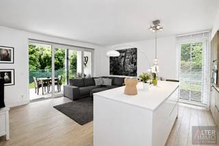 <strong>Gelijkvloers één-slaapkamer appartement met tuin, ruim terras én privatieve parkeerplaats op een uiterst gunstige locatie. Energiezuinig!</strong><br /><br />Op zoek naar comfortabel wonen op een rustige, groene locatie zonder in te boeten aan bereikbaarheid? Dan is dit ongetwijfeld een bezoek waard.<br />Met een bewoonbare oppervlakte van ca. 70 m² beschikt dit appartement over één slaapkamer, een aangename leefruimte met open keuken en een ruim terras van 20 m² dat aansluit op een volledig omheinde privatieve tuin van maar liefst 45 m², afgewerkt met onderhoudsvriendelijk kunstgras. Vanuit het terras geniet u bovendien van een blijvend groen uitzicht.<br />Verder beschikt u over een privatieve parkeerplaats vlak voor de deur, een praktische kelderberging en het extra comfort van vloerverwarming. Het appartement heeft een zeer goede energiescore van 151kWh/m² wat gelijk staat aan een energielabel B!<br />De woonst maakt deel uit van een standingvol woonproject, rustig gelegen in het groen en toch pal in het centrum van Zolder, met winkels, openbaar vervoer en alle dagelijkse voorzieningen op wandelafstand.<br /><br /><strong>Indeling</strong><br />Inkomhal - Lichtrijke woonkamer met open keuken - Keuken met eiland voorzien van inductiekookplaat, dampkap, koelkast, diepvries, combi-microgolfoven - Berging/wasplaats - Slaapkamer - Badkamer met inloopdouche, lavabo in meubel en toilet - Ruim terras (gedeeltelijk overdekt) - Omheinde privatieve tuin met kunstgras<br /><br />Private parkeerplaats voor de deur en kelderberging<br /><br /><strong>Troeven</strong><br />+ Centraal gelegen in het hart van Zolder en toch uiterst rustig omgeven door groen!<br />+ Recent en instapklaar appartement<br />+ Energiezuinig - EPC Label B!<br />+ Standingvol en verzorgd wooncomplex<br />+ Vloerverwarming<br />+ Groot terras + onderhoudsvriendelijke tuin met permanent groen uitzicht<br />+ Privatieve bovengrondse parkeerplaats inbegrepen<br /><br />Een ideale woonst voor alleenstaanden, koppels of investeerders die op zoek zijn naar een kwalitatief appartement met een unieke combinatie van comfort, energiezuinigheid en een aangename buitenruimte.<br /><br /><em>Opgelet: Bij de eigendom van een appartement zijn er standaard gemeenschappelijke kosten verschuldigd aan de Vereniging van Mede-Eigenaars (VME). <br />Deze kosten bestaan uit bijdragen en een jaarlijkse afrekening.<br /><br />Momenteel bedragen deze kosten:<br />Voorschotten betreffende de gemeenschappelijke lasten:<br />App. 0.5 - € 206,26 per kwartaal <br />Parking 10 - € 11,00 per kwartaal <br />Berging 13 - € 6,19 per kwartaal <br /><br />Kapitaal inbreng met betrekking tot het reservekapitaal:<br />App. 0.5 - € 120,00 per jaar<br />Parking 10 - € 6,40 per jaar<br />Berging 13 - € 3,60 per jaar </em>