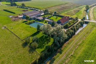 Deze instapklare gezinswoning is gelegen in het landelijke Alveringem, op zo'n 20 minuten rijden van de kust. Het domein beschikt over bijna...