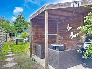 <p>Verder af te werken woning op een centrale locatie bestaande uit een inkomhal, gezellige leefruimte met eet-en zithoek, ruime keuken met eetplaats, badkamer (ligbad, lavabo, toilet + aansluiting wasmachine) en een diepe tuin met tuinberging, overdekte lounge en terras.</p>
<p>Op het verdiep zijn 2 ruime slaapkamers en een trapluik naar de geïsoleerde zolder die mits het plaatsen van een vaste trap kan afgewerkt worden tot een 3<sup>de</sup> en/of 4<sup>de</sup> slaakamer.</p>
<p>Extra troeven:</p>
<ul>
<li>Energiezuinig (geen renovatieplicht)</li>
<li>Recent vernieuwde dakconstructie</li>
<li>Conforme keuring elektriciteit</li>
<li>Zuidwest gerichte tuin</li>
<li>Dubbele beglazing + rolluiken</li>
<li>Regenwaterput</li>
<li>In de nabijheid van scholen, winkels en openbaar vervoer</li>
</ul>
<p>Deze woning is te koop ZONDER makelaar via het concept van Smart Houses! Verdere inlichtingen of bezoek? Contacteer rechtstreeks de eigenaar via +32494442478</p>