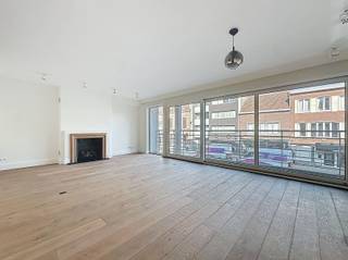 <p><span>Prachtig en luxueus afgewerkt appartement te huur in het hart van Brasschaat, gelegen over het karaktervolle oude gemeentehuis.</span></p><p><span>Dit uitzonderlijk ruime appartement combineert modern comfort en hoogwaardige afwerking. Bij het betreden van de woning valt meteen de royale leefruimte op, grote raampartijen en vooraan en balkon.</span></p><p><span>De volledig nieuw geïnstalleerde keuken is voorzien van kwalitatieve toestellen en biedt alle hedendaagse comfort, ideaal voor wie graag kookt en geniet van een stijlvolle omgeving.</span></p><p><span>Het appartement beschikt over twee zeer ruime slaapkamers, perfect geschikt voor een gezin, koppel of wie extra ruimte wenst voor een bureau of dressing.</span></p><p><span>De masterbedroom heeft aansluitend de eerste badkamer.</span></p><p><span>Verder zijn er 2 toiletten, nog een badkamer, kelderberging en ondergrondse autostaanplaats.</span></p><p><span>Daarnaast werd bijzondere aandacht besteed aan veiligheid en energie-efficiëntie: alle ramen zijn uitgerust met inbraakwerend glas en rolluiken achteraan, wat zorgt voor extra gemoedsrust. </span></p><p><span>extra plus: gemeenschappelijke fietsenstalling</span></p><p><span>Vaste kosten: 120,- euro per maand EK gang, onderhoud algemene delen, lift, onderhoud parking, fietsenstalling </span></p><p><span> </span></p><p><span>Interesse? Neem gerust contact op met Immo Green Star voor meer informatie. Nr. 03-633 12 29</span></p><p><span>Email: <span>Info@immogreenstar.be</span></span></p><p><span> </span></p><p><span> </span></p><p><span> </span></p>