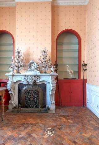 Deze karaktervolle neoclassicistische herenwoning uit 1868 deed dienst als brouwerswoning van de brouwerij Du Bois-Haems.<br /><br />Via de voormalige koetsdoorgang komt men uit op een prachtige binnenkoer die toegang biedt tot de vroegere paardenstallen. Daarnaast zijn er twee garageplaatsen voorzien. De grootste troef van het pand is de enorme parktuin met vijver en antiek zwembad dat achter het pand verscholen zit. Zodra u de grote toegangspoort sluit kunt u heerlijk genieten van natuur en rust, doch is de woning centrum-gelegen. <br /><br />Unieke leefruimte met talloze decoratieve elementen, 3 open haarden en grote leefkeuken met AGA -fornuis. De decoratieve elementen bevinden zich in goede staat en zetten de authenticiteit kracht bij. Verder is er op de gelijkvloerse verdieping een royale inkomhal met toegang tot een ruime eetruimte. Dit laatste kan ook gebruikt worden als bureauruimte.<br /><br />Op de eerste verdieping bevinden er zich 7 slaapkamers en 2 recent gerenoveerde badkamers. Ook hier werden authentieke elementen gebruikt vol charme. Tot slot beschikt de woning over een zeer ruime zolder dat verschillende bestemmingen kan innemen. <br /><br />Gezien uitstraling, de ligging in het centrum van Lebbeke, de grootte van het perceel en de ruime bruikbare vloeroppervlakte, biedt dit beschermd monument zéér veel mogelijkheden.