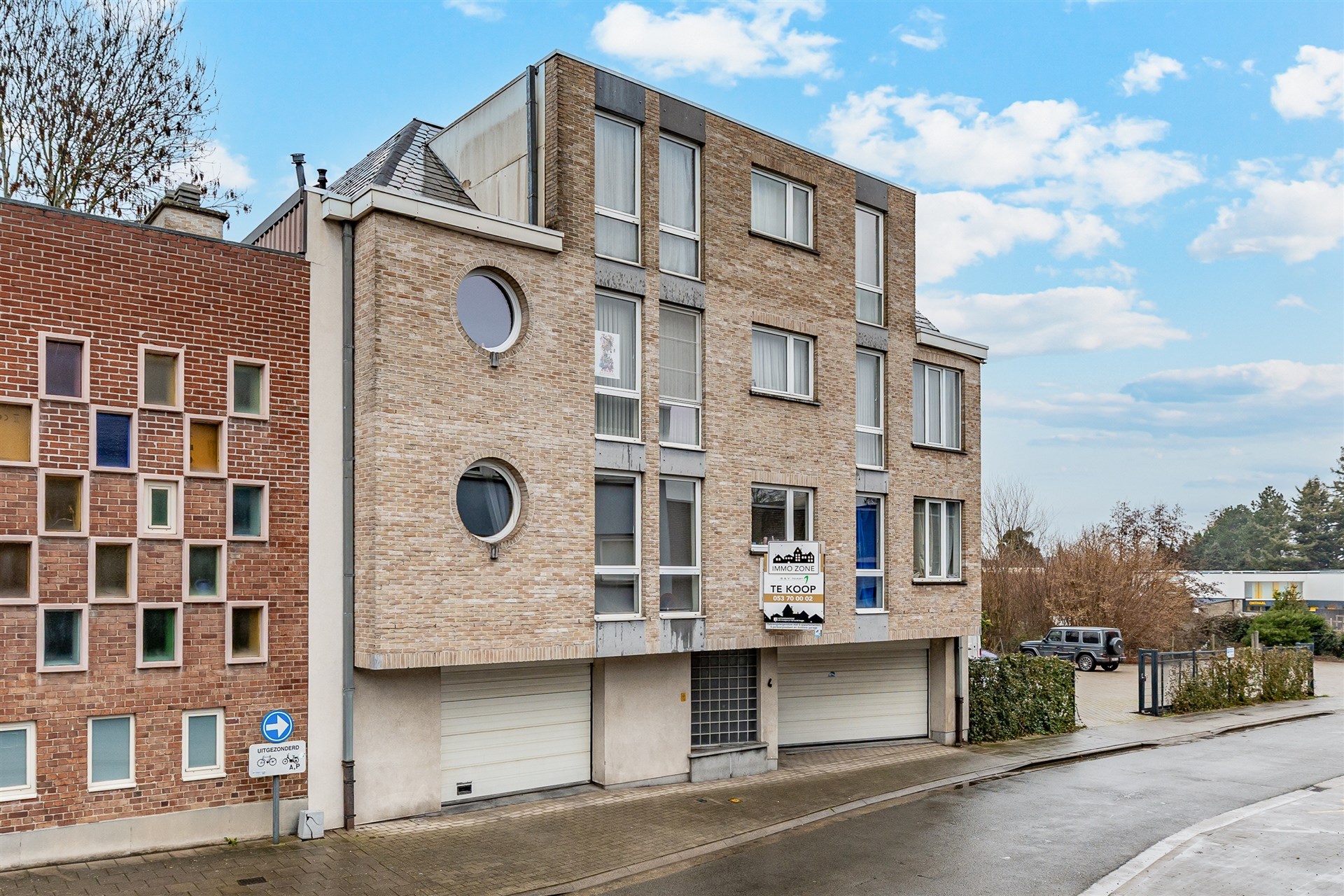 Opbrengsteigendom bestaande uit 6 appartementen, dubbele garagebox en 6 staanplaatsen te Aalst - foto 1