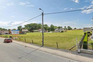 <p>In het landelijke Outer bieden wij <strong>Lot 8</strong> aan, een mooi perceel bouwgrond van <strong>516,11 m²</strong> voor het oprichten van een <strong>halfopen eengezinswoning</strong>. Het centrum van Ninove bereikt men op enkele minuten rijden. De bouwzone bedraagt ca. <strong>7 m breed x 15 m diep</strong>. Er zijn maximaal <strong>3 bovengrondse bouwlagen</strong> toegestaan, waarbij de derde bouwlaag zich binnen het volume van een hellend dak dient te bevinden. De maximale kroonlijsthoogte bedraagt <strong>6 m</strong> en de nokhoogte maximaal <strong>10 m</strong>. Zowel een hellend als een gedeeltelijk of volledig plat dak is toegelaten. Een kelder is niet toegestaan.</p><p>De woningen binnen deze verkaveling dienen uitgevoerd te worden als <strong>paalwoningen</strong> in functie van overstromingsveilig bouwen. Er geldt een hoogte van <strong>1 m tussen maaiveld en onderzijde van de vloerplaat</strong>. Verder dienen per woning <strong>2 parkeerplaatsen en 2 fietsenstallingen</strong> voorzien te worden. De oprit mag maximaal <strong>4,50 m breed</strong> zijn en wordt uitgevoerd in waterdoorlatende verharding. De voortuin dient voor minstens <strong>50% groen</strong> te blijven.</p><p>Een aantrekkelijk perceel met duidelijke bouwmogelijkheden in een landelijke woonomgeving. Koper staat in voor de landmeet -en uitpalingskosten alsook verkavelingsaktekosten (1803 euro inclusief btw).</p>