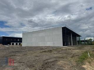 Showroom met een totale oppervlakte <strong>van 754 m² en een mezzanine van 511 m² </strong>gelegen langsheen de gekende <strong>Woluwelaan</strong> te Vilvoorde/Machelen. Dankzij de grote raampartijen zal uw bedrijf van een enorme visibiliteit genieten en resulteert in een enorme naamsbekendheid. de 13 showrooms hebben oppervlaktes<strong> vanaf 722 m² met mezzanines tot 9.646 m²</strong>. <br /><br />Strategisch gelegen op amper 1 km van de E19 op- en afrit 12 Vilvoorde-Luchthavenlaan met een onmiddellijke toegang naar de R0 alsook de luchthaven en Brucargo. De Schaarbeeklei (N1) bevindt zich op slechts 2 km. <br /><br />Deze showroom maakt deel uit van het <strong>Salyx Park</strong>. Dit is ontworpen met een sterke focus op functionaliteit, duurzaamheid en innovatie. De gebouwen voldoen aan de BREEAM-certificeringen, en zijn uitgerust met warmtepompen, zonnepanelen, waterterugwinningssystemen en intelligente LED-verlichting met een bewegingsdetectiesysteem voor energiezuinige verlichting in de units. <br /><br />De showrooms variëren in grootte en omvatten verschillende aanpassingsopties en zijn uitgerust met sectionale poorten.<br />Iedere unit is uitgerust met een grote raampartij, <strong>een sectionale poort</strong> aan de achterzijde en een <strong>vrije hoogte van 9 m,</strong> met een mezzanine voor verkoopskantoren of administratieve ruimtes.. Unieke ruimtes op deze commerciële ligging!<br /><br />De hoogwaardige infrastructuur en slimme indeling maken het park niet alleen energie-efficiënt, maar ook uiterst aanpasbaar aan de noden van de bedrijven. <br /><br />Contacteer<strong> PANORAMA B2B</strong> voor meer informatie of een vrijblijvend plaatsbezoek <strong>0477 30 40 05</strong>