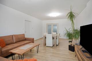Dit mooi en ruim appartement, gelegen op de 2de verdieping, biedt alle comfort voor aangenaam wonen.
Het appartement omvat een inkomhal, een gezellige en lichtrijke living, een volledig uitgeruste keuken met aansluitende berging, een apart toilet en een badkamer voorzien van douche en wastafel. Verder zijn er 2 volwaardige slaapkamers aanwezig. Epc B
Genieten kan op het zonnige terras, ideaal om tot rust te komen. Garage kan gehuurd worden. Gevel zal volledig vernieuw zijn!
Troeven van dit appartement:

Ruime en lichtrijke leefruimte
2 slaapkamers
Praktische berging aansluitend aan de keuken
Zonnig terras
Goede indeling en aangenaam wooncomfort
Interesse? Neem gerust contact op voor meer informatie of een bezoek ter plaatse.

Exclusief te koop aangeboden via de Oximo online verkoopsprocedure. Voor registratie en aanvaarding van de verkoopsvoorwaarden zie www.oximo.be.