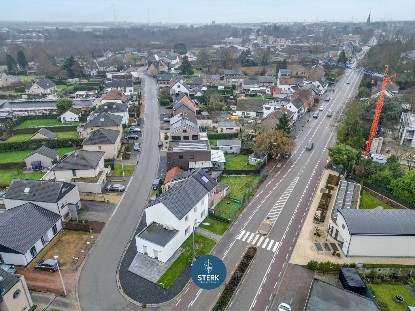MODERN GERENOVEERDE GEZINSWONING MET 5 SLPKS + 2 BADKAMERS TE LANAKEN ! - foto 4
