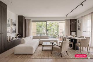 In residentie 'Reylof' vinden we dit bijzonder, lichtrijk appartement terug. Door de centrale ligging in het midden van Gent bevinden we ons op wandelafstand van o.a. het Gravensteen, de Korenmarkt en het Oud Begijnhof Sint-Elisabeth, op een boogscheut van winkels, restaurants en openbaar vervoer. Door de verborgen locatie ervaren we hier complete rust in het bruisende centrum. Dit uitzonderlijk appartement (100m²) bevindt zich op de hoek van de residentie waardoor een continue lichtinval wordt gegarandeerd. Rondom is er een terras van maar liefst 40m² met verschuifbare zonnewering aan de buitenkant. Op het middenplein staan bomen die tijdens lente/zomer/herfst zorgen voor een mooi groen zicht en zo goed als geen inkijk. Het appartement heeft een grote, open ruimte waar zich de keuken en de eet-/leefruimte bevinden. Naast de keuken is er een berging met plaats voor wasmachine en/of droogkast. De hal brengt ons naar de 2 mooie slaapkamers, een badkamer en een afzonderlijk toilet. De kamers hebben ook toegang tot het terras. Bovendien beschikt het appartement over een ruime kelderberging. Interesse? Vraag vandaag nog uw bezoek aan! Bestuursmaatregelen in het maatregelenregister: ja