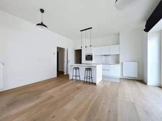 Tel: 0456 12 69 37 / E-mail: kilian.f@weinvest.be<br /><br />We Invest biedt exclusief een prachtig appartement aan, gelegen vlak bij het Sint-Katelijneplein en alle voorzieningen (winkels, parken, openbaar vervoer).<br /><br />Gelegen op de 4de verdieping van residentie The Cosmopolitan met lift, is het appartement als volgt ingedeeld: een inkomhal met ingebouwde kast en aansluiting voor een wasmachine, een apart toilet, een woonkamer met volledig uitgeruste open keuken, één slaapkamer, een douchekamer en een terras van 14 m² gericht op het oosten.<br /><br />Het appartement beschikt eveneens over een kelder met 3 m³ opslagruimte.<br /><br />Vlotte verbinding naar de Europese wijk en de NAVO. Openbaar vervoer bevindt zich in de onmiddellijke nabijheid (trein, tram, metro en bus), met een rechtstreekse verbinding naar de universitaire ziekenhuizen Erasmus en Sint-Luc via metrolijnen 1 en 5 die Sint-Katelijne bedienen.<br /><br />Huurprijs: €1.200<br />Lasten: €120 (onderhoud van de gemeenschappelijke delen, privatieve verwarming en warm water)<br /><br />EPC: C<br /><br />Onmiddellijk beschikbaar! Huurovereenkomst van 3 jaar!<br /><br />Wacht niet langer en plan snel een bezoek!<br />Ontdek nog meer exclusieve panden op www.weinvest.be.