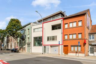 Lichtrijk, goed onderhouden duplex-appartement gelegen op de eerste en tweede verdieping in een kleinschalig appartementsgebouw met 2 slaapkamers, inpandig terras en ondergrondse autostaanplaats. Bewoonbare oppervlakte: ong. 119 m² + ong. 10 m² terras. De ondergrondse autostaanplaats is inbegrepen in de verkoopprijs. <br /><br />Het appartement is centraal gelegen tussen de grote en de kleine ring van Hasselt, op een zucht van het centrum, winkels, culinaire adresjes, Jessa Ziekenhuis en bezienswaardigheden. <br /><br />INDELING: EERSTE VERDIEPING: Ruime inkomhal met apart toilet; 2 slaapkamers voorzien van vliegenramen; Badkamer voorzien van ligbad, douche en dubbele lavabo; Polyvalente ruimte dienstig voor bureau/speelruimte; Technische ruimte met aansluiting wasmachine; TWEEDE VERDIEPING: Lichtrijke leefruimte met toegang tot het inpandig terras (ong. 10m²); Volledig geïnstalleerde open keuken voorzien van een combi-oven (Siemens), elektrische kookplaat, vaatwasser (Siemens), dampkap (Siemens), spoelbak en frigo met diepvriesvak; <br /><br />E-Label B. <br />CV op aardgas, individueel.<br />Dubbel beglazing, PVC.<br /><br />Info/bezichtiging: contacteer Dario op 0472/09.27.56 of 011/22.19.17. Bekijkt u deze advertentie via een aanverwante vastgoedsite, surf dan zeker naar onze website www.limburgsvastgoed.be voor een uitgebreide beschrijving en foto's.