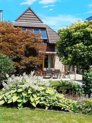 Zeer ruime alleenstaande woning met 4 slaapkamers<br /><br />Zeer ruime, lichtrijke alleenstaande woning gelegen op een prachtig perceel van maar liefst 959 m² met een zuid georiënteerde tuin, parkeergelegenheid voor vier wagens, op fietsafstand van het centrum van Sint-Niklaas en centraal tussen E17 en E34.<br /><br />Het gelijkvloers biedt een grote functionaliteit. Een ruime inkomhal geeft toegang tot de ingerichte keuken met eethoek en een ruime lichtrijke leefruimte (47m2) met palletkachel (2022) en groot raampartij gericht op de ingerichte tuin (650m2) met veel privacy. Daarnaast is er een apart gastentoilet, een kamer die ingericht kan worden als bureau, slaapkamer of badkamer en een ingerichte slaapkamer met dressing die mogelijkheid geeft tot gelijkvloers wonen. Tot slot geeft de inkomhal ook nog toegang tot een praktische voorraadkelder en een ruime inpandige garage waar niet enkel plaats is voor wagens en stockage, maar ook de aansluitingen voor wasmachine en droogkast voorzien zijn. Hier bevindt zich ook nog een toegang tot een ruime lage kelder, ideaal voor extra bergruimte. <br /><br />Op de eerste verdieping zet het gevoel van ruimte zich verder met drie ruime slaapkamers en een badkamer. Daarnaast bevindt zich hier een grote leefruimte (47m2) met groot raampartij gericht op de tuin. Tot slot is er toegang tot een ruime lage zolder, ideaal voor extra bergruimte.<br /><br />Deze indeling maakt de woning uitermate geschikt voor grote gezinnen, thuiswerk, hobbyruimte of wie uitzonderlijk ruim wil wonen.<br /><br />Deze woning is naast veel ruimte en opbergmogelijkheden ook voorzien van centrale verwarming, een palletkachel, zonnepanelen, een laadpaal en dubbele beglazing, wat resulteert in een EPC C.<br /><br />