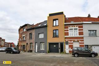 <p><span>Welkom in deze moderne en stijlvol gerenoveerde bel-etage in Deurne. Deze charmante woning biedt een perfecte combinatie van hedendaagse comfort en strategische locatie in een levendige buurt.</span></p><p><span> </span></p><p><span>Het pand beschikt over een totale woonoppervlakte van 170 vierkante meter, verdeeld over drie ruime slaapkamers en één modern ingerichte badkamer. Met een grondoppervlakte van 53 vierkante meter biedt deze woning een efficiënt gebruik van ruimte.</span></p><p><span> </span></p><p><span>De woning onderscheidt zich door zijn eigentijdse architectuur met een opvallende gele en grijze gevel. Bij binnenkomst treft u een goed georganiseerde indeling aan met een naadloze overgang tussen de verschillende ruimten.</span></p><p><span> </span></p><p><span>De woonkamer is een gezellige ruimte met stevige vloerafwerking en moderne inrichtingsmogelijkheden. Het intelligente kleurgebruik met accent muren in diepe tinten creëert een eigenzinnige sfeer. Deze zone biedt voldoende ruimte voor uw meubilair en schept een warm welkomsgevoel.</span></p><p><span> </span></p><p><span>De keuken is volledig uitgerust met moderne apparatuur, inclusief een roestvrijstalen koelkast en inbouwoven. De werkbladen bieden ampel bergruimte en de open layout maakt het ideaal voor dagelijks gebruik en gezellige maaltijden.</span></p><p><span> </span></p><p><span>De drie slaapkamers variëren in grootte en kunnen flexibel worden ingericht naar uw voorkeuren. De grotere slaapkamers zijn voorzien van ramen die natuurlijk licht naar binnen brengen.</span></p><p><span> </span></p><p><span>De bovenste slaapkamer is voorzien van een ruim terras met zicht over Antwerpen.</span></p><p><span> </span></p><p><span>De badkamer is modern uitgevoerd met een douche voorzien van zwarte tegels, een verwarmde handdoekrek en stijlvol design. De afwerking straalt klasse en functionaliteit uit.</span></p><p><span> </span></p><p><span>Het pand beschikt over een aantrekkelijke buitenruimte met kunstgras, perfect voor ontspanning en entertainment. Deze privézone is omheind en biedt een aangename plek om van de buitenlucht te genieten.</span></p><p><span> </span></p><p><span>De voorzijde van de woning heeft directe toegang tot afgesloten parkeerplaatsen, wat voordelen biedt voor comfort en veiligheid.</span></p><p><span> </span></p><p><span>Deze woning is ideaal voor starters, jonge families of degenen die een goed onderhouden pand zoeken met moderne voorzieningen en een praktische indeling. De locatie in Deurne biedt goede bereikbaarheid naar voorzieningen, vervoer en andere stedelijke attracties.</span></p>