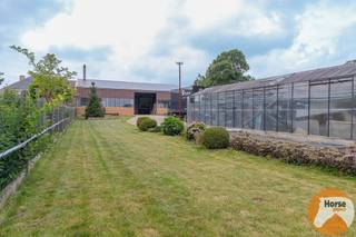 ERPE-MERE - Goed onderhouden woning met magazijn en serresDeze goed onderhouden woning ligt op de rand van Erpe-Mere met Nieuwerkerken maar toch...