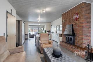 <p><span>Instapklare laagbouwvilla (178 m²) met 4 slaapkamers, garage en tuin (335 m²) in Edegem.</span></p><p><span> </span></p><p><span>Dankzij de centrale ligging heb je hier alle voorzieningen binnen handbereik. Openbaar vervoer is ruim aanwezig en ook met de wagen ben je in geen tijd op de snelweg of de belangrijkste verbindingswegen. Bovendien vind je in de directe omgeving een uitgebreid aanbod aan supermarkten, scholen en sportfaciliteiten, wat deze locatie bijzonder praktisch maakt voor jong en oud.</span></p><p><span> </span></p><p><span>De laagbouwvilla heeft een bewoonbare oppervlakte van maar liefst 178 m² en telt vier volwaardige slaapkamers. In combinatie met de onderhoudsvriendelijke, zuidwest-georiënteerde tuin van 335 m² is dit een ideale gezinswoning. De woonst werd doorheen de jaren zorgvuldig onderhouden en op verschillende momenten vernieuwd. Zo werd in 2012 een aanbouw gerealiseerd en het dak geïsoleerd met 8 cm isolatie. In 2016 volgde de vernieuwing van de badkamer. De ramen zijn uitgevoerd in hout met dubbele beglazing en aluminium profielen met hoogrendementsglas.</span></p><p><span> </span></p><p><span>Je komt binnen in de inkomhal, die zorgt voor een vlotte verbinding tussen alle ruimtes. Aan de rechterzijde bevindt zich het ruime leefgedeelte met een oppervlakte van maar liefst 75 m² — hier geniet je van een open en licht gevoel. Achteraan is het aangenaam vertoeven in de veranda met airconditioning, die mooi aansluit op de halfopen keuken, uitgerust met alle hedendaags comfort.</span></p><p><span>Aan de linkerzijde van de woning bevinden zich een apart toilet, berging (4 m²), de badkamer (5 m²) met douche, lavabomeubel en handdoekdroger, evenals drie volwaardige slaapkamers van 11 m², 12 m² en 14 m². Op de bovenverdieping is er nog een extra slaapkamer van 11 m² en bovendien bijzonder veel bergruimte aanwezig. Alsof dat nog niet volstaat, beschikt de woning ook over een ruime garage (27 m²) met automatische poort. </span></p><p><span>Een comfortabele, gelijkvloerse gezinswoning op een gegeerde locatie – mis deze kans niet en plan snel je bezoek! Bewoonbare opp. 178 m² ref.: bruto vloeropp. EPC-certificaat. Voor meer info of een gratis schatting surf naar </span><span><span>www.hansimmo.be</span></span></p><p><span> </span></p>