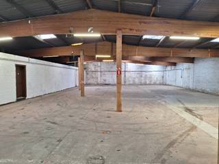 loods van +/- 450 m²<br />15 m breed op 30 m diep<br />hoogte +/- 4 m<br />1 sectionale toegangspoort van 3 m hoog en 3,70 m breed<br />met bureeltje van 20 m²<br />toilet<br /><br />betonnen vloer, elektriciteit, drijfkracht, lichtstraten, verlichting, water<br /><br />HP = 875 €/maand<br />onroerende voorheffing ten laste van de huurder