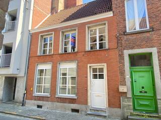 In het centrum van Oudenaarde, op wandelafstand van de winkelstraten, vinden we dit charmant, gerenoveerd huisje. Parkeren kan in het begin van...