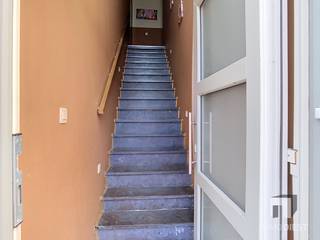 <p><span>Duplex appartement met 3 slaapkamers te koop!</span></p><p><span> </span></p><p><span>Ligging:</span><span> Op wandelafstand van de markt van Halen bevindt zich dit ruime duplex appartement. De bouw werd opgetrokken met de nodige aandacht voor energiezuinigheid. Hierdoor is er een gunstig EPC B. Door de privatieve staanplaats vooraan vormt parkeren geen probleem. Tegenover het appartement is er ook en Spar dus een verre verplaatsing voor boodschappen is niet nodig.<br /><br /></span></p><p><span>Beschrijving:</span><span> We betreden het pand via de gemeenschappelijke inkomhal, waar zich meteen een apart gastentoilet bevindt, evenals de toegang tot het appartement. Het appartement beschikt over een lichtrijke leefruimte met open keuken, die rechtstreeks aansluit op een ruim terras. Dit zorgt voor een aangename woonbeleving met veel natuurlijk licht en een vlotte verbinding tussen binnen- en buitenruimte.</span></p><p><span>Via de trap bereiken we de tweede verdieping. De nachthal geeft toegang tot drie slaapkamers en een apart toilet. De badkamer is uitgerust met een douche, ligbad en enkele lavabo. Daarnaast zijn hier ook de aansluitingen voor wasmachine en droogkast voorzien.</span></p><p><span>Het appartement is momenteel verhuurd aan </span><span>€950 per maand</span><span> en wordt correct onderhouden door de huidige huurders. Hierdoor vormt dit pand ook een interessante opportuniteit voor investeerders die op zoek zijn naar een verhuurd en verzorgd eigendom.</span></p><p><span> </span></p><p><span>Troeven: </span></p><ul><li><span>Centrale ligging in Halen </span></li><li><span>Gunstig EPC B-label!</span></li><li><span>Ruim gevoel het appartement heeft een bewoonbare oppervlakte van 130m².</span></li><li><span>Private staanplaats vooraan.</span></li><li><span>De gevels van het gebouw worden nog gevoegd tegen aktedatum </span></li></ul><p><span>Bron bewoonbare oppervlakte: EPC-attest.</span></p><p><span>Kom zeker een kijkje nemen en ontdek zelf wat deze woning te bieden heeft.<br />Bel Immo Diest: 013 31 25 22</span></p><p><span>of bel mij op</span><span> 0498 52 64 52 (jan.vanonckelen@immodiest.be )</span><span>, dan geej ik je een persoonlijke rondleiding</span></p>