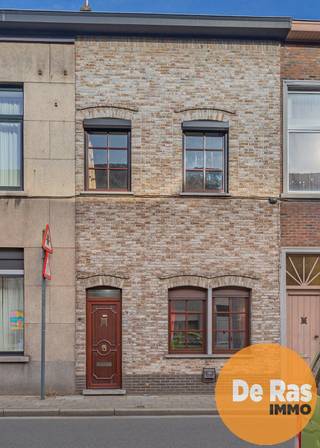 <br /><br />AALST - Deze instapklare woning is perfect gelegen op wandelafstand van winkels, scholen en openbaar vervoer. <br />Het gelijkvloers omvat een inkomhal, een ruime woonkamer, een keuken met gezellige ontbijthoek, een toilet en een doucheruimte en een berging. Op de eerste verdieping bevinden zich twee ruime slaapkamers. De tweede verdieping beschikt over een nachthal en een derde slaapkamer met een extra badkamer voorzien van een ligbad en tweede toilet.<br /><br />De woning is uitstekend onderhouden en volledig instapklaar. Bovendien beschikt ze over een gunstig EPC, centrale verwarming op aardgas en is de elektriciteit conform, wat zorgt voor extra wooncomfort en gemoedsrust. Dankzij de centrale ligging geniet je van alle voorzieningen in de onmiddellijke omgeving, terwijl je toch rustig woont in het hart van Aalst.<br /><br />Ideaal voor starters, jonge gezinnen of investeerders die op zoek zijn naar een energiezuinige woning op een toplocatie.<br /><br />Kortom: bent u op zoek naar een instapklare woning met 3 slaapkamers op een zeer centrale ligging te Aalst? Aarzel niet en maak snel uw afspraak 053/60.65.60<br /><br />De vermelde prijs is een richtprijs. Na ontvangst van de biedingen zal de verkoper beslissen of hij/zij de eigendom verkoopt aan het beste bod. De richtprijs is aldus niet bindend voor de verkoper.