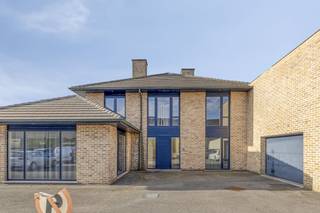 L'entrepôt et l'espace commercial (400 m²)Une zone hautement fonctionnelle de 400 m² avec une hauteur libre de 5,60 m et une hauteur de crête de...