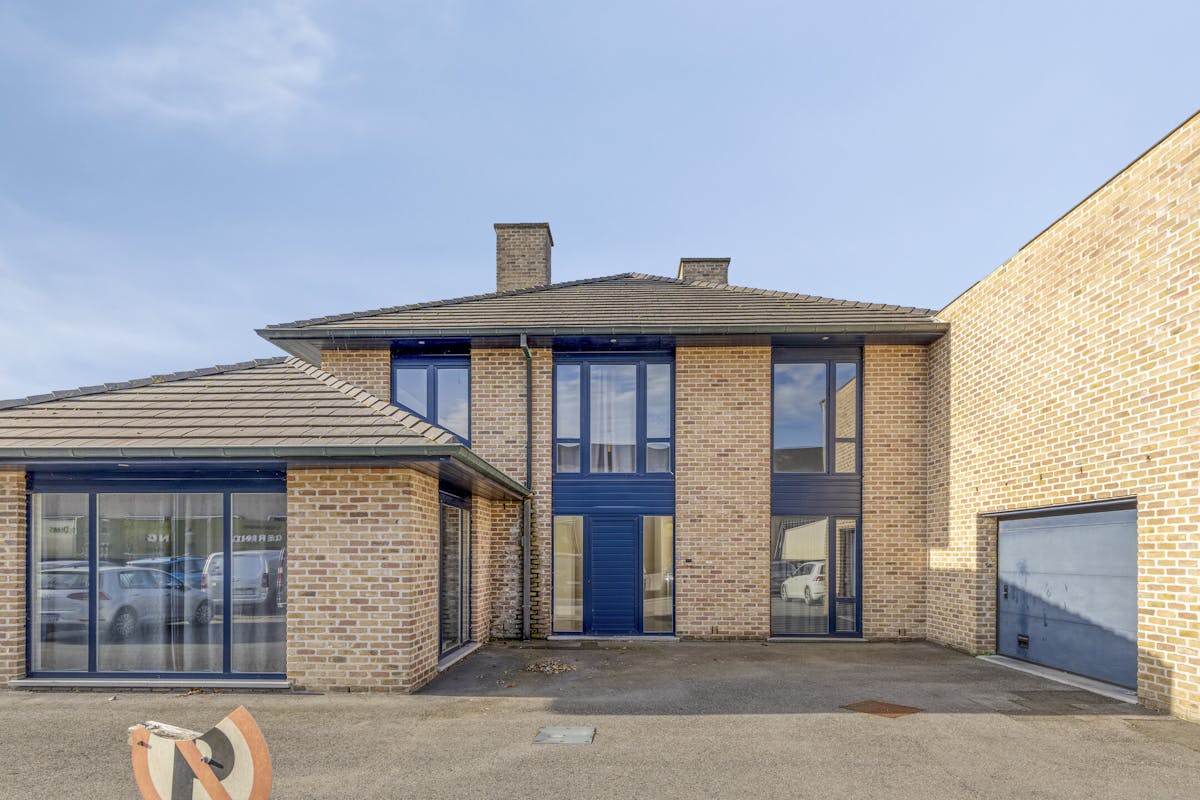 Entrepôt (400 m²) avec maison spacieuse (229 m²) - photo 1