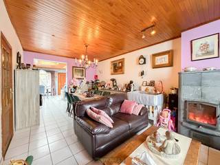 <span><span><strong>1ste bezoekdag dinsdag 5 mei! Inschrijven kan via www.nobels.be onder referentienummer 4345162.</strong></span></span><br /><br />GEZINSWONING met 4 SLAAPKAMERS en GARAGE MET UITWEG ACHTERAAN, gelegen in een RUSTIGE STRAAT te Gentbrugge, op een BOOGSCHEUT van Gent. Dankzij de CENTRALE LIGGING nabij winkels, scholen, openbaar vervoer en INVALSWEGEN geniet u hier van een UITSTEKENDE BEREIKBAARHEID en ALLE VOORZIENINGEN BINNEN HANDBEREIK. Deze woning beschikt over een SOLIDE BASIS en kan mits MODERNISERING uitgroeien tot de IDEALE GEZINSWONING. De aanwezigheid van ZONNEPANELEN vormt alvast een EXTRA TROEF op vlak van energieverbruik.<br />De indeling gaat als volgt: via de inkomhal heeft u toegang tot de ruime woon- en eetkamer met open keuken. Aansluitend bevinden zich een gastentoilet en een ingerichte badkamer. Op de 1ste verdieping geeft de nachthal toegang tot 2 slaapkamers en een bureauruimte. De 2de verdieping omvat nog eens 2 bijkomende slaapkamers, wat zorgt voor voldoende ruimte voor het hele gezin.<br />Buitenshuis beschikt deze eigendom over een ruim terras, een onderhoudsvriendelijke tuin en een praktische garage met uitweg achteraan, wat een absolute meerwaarde biedt in deze omgeving.<br /><br />Adres: Koningsdonkstraat 21 te Gentbrugge<br /><br />EPC: 428kWh/m², G-score C en P-score D, Renovatieverplichting van toepassing