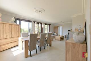 Droom je van een instapklare woning waar modern wooncomfort, rust én ruimte voor je paarden samenkomen? Dan is deze prachtig gerenoveerde woning in Wetteren absoluut het ontdekken waard.<br /><br />De woning werd met oog voor comfort en hedendaags wonen ingericht en geniet van veel natuurlijk licht en een heerlijk open uitzicht.<br /><br /><strong>Comfortabel en instapklaar wonen</strong><br /><br />De gezellige, lichtrijke leefruimte vormt het hart van de woning en sluit mooi aan op de volledige geïnstalleerde, moderne keuken. Een praktische berging zorgt voor extra opbergruimte.<br />Verder beschikt de woning over een stijlvolle badkamer met ruime inloopdouche en twee comfortabele slaapkamers.<br /><br />Ook aan bergruimte is er geen gebrek. De bijzonder ruime garage biedt rechtstreeks toegang tot een grote zolder die zich uitstrekt over de volledige woning en heel wat extra mogelijkheden biedt.<br /><br />Dankzij de vloerverwarming en zonnepanelen geniet je bovendien van hedendaags en energiezuinig wooncomfort.<br /><br /><strong>Een droom voor paardenliefhebbers</strong><br /><br />Wat deze woning écht bijzonder maakt, vind je buiten. Naast de woning ligt een volledig omheinde weide van maar liefst 1 hectare, voorzien van een schuilhok en een aparte watervoorziening.<br /><br />Je paarden letterlijk aan huis, zonder dagelijkse verplaatsingen, én vanuit je eigen woonomgeving genieten van het groen: voor iedere paardenliefhebber een heerlijke luxe.<br /><br /><strong>Rust, ruimte en wooncomfort</strong><br /><br />De rustige ligging, het weidse uitzocht en de combinatie van een gerenoveerde woning met paardenfaciliteiten maken van deze eigendom een bijzonder aanbod voor wie landelijk wil wonen zonder in te boeten aan hedendaags comfort.<br /><br />Neem contact op voor meer inforamtie of een bezoek en ontdek deze unieke plek in Wetteren zelf.<br /><br />Beschikbaar: 15/09/2026