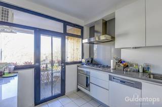 <p>Recent volledig vernieuwd en instapklaar appartement gelegen op de 4de verdieping van een verzorgd en perfect onderhouden gebouw. Ideaal gesitueerd aan de Groenenborgerlaan met vlotte verbinding naar belangrijke uitvalswegen, universiteiten, winkels en scholen. Bovendien bevindt u zich op wandelafstand van diverse parken en openbaar vervoer, wat zorgt voor een perfecte combinatie van bereikbaarheid en groen.<br />Indeling: ruime inkomhal met praktische ingemaakte kasten, royale en lichtrijke leef- en eetruimte met grote raampartijen en een prachtig open uitzicht, moderne volledig ingerichte keuken met rechtstreekse toegang tot een ruim balkon, drie volwaardige slaapkamers en een stijlvolle badkamer met inloopdouche.<br />Bijzonderheden:<br />Airconditioning aanwezig<br />Kelderberging inbegrepen<br />Goede EPC-score (B)<br />Perfect onderhouden gebouw<br />Lage maandelijkse kosten<br />Zoveel ruimte (125m2) 3 volwaardige slaapkamers, alle comfort en kwaliteit op deze topligging is zeldzaam.<br />Maak nu snel uw afspraak voor onze eerste bezoekdag op zaterdag 14 maart en mis deze unieke opportuniteit niet!</p>