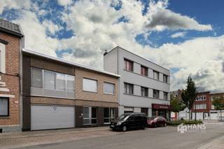 <p><span>Laaglandlaan 73 - Merksem</span></p><p><span> </span></p><p><span>INVESTERINGSPAND</span></p><p><span>Investeringspand met drie potentiële verhuureenheden en een potentieel brutorendement van ca. 6%</span></p><p><span>Deze veelzijdige opbrengsteigendom biedt, mits beperkte aanpassingen, de mogelijkheid om op te splitsen in drie afzonderlijke verhuureenheden, elk met een eigen toegang. Dankzij de combinatie van een handelsruimte, een ruime duplexwoning en een appartement/bel-etage vormt dit geheel een interessante opportuniteit voor investeerders die op zoek zijn naar een aantrekkelijk huurpotentieel.</span></p><p><span>Ook op technisch vlak beschikt het pand over een degelijke basis. Beide daken werden in 2021 volledig vernieuwd en voorzien van 12 cm isolatie. De verwarmingsketel van het handelshuis werd vernieuwd in 2024, terwijl de woning aan de Meereigen uitgerust is met een condensatieketel uit 2016. Beide gebouwen beschikken over EPC-label D, dubbele beglazing en volledig afzonderlijke nutsvoorzieningen, met twee water-, twee gas- en twee elektriciteitsmeters.</span></p><p><span>Het eigendom biedt volgende potentiële verhuureenheden:</span></p><p><span>Handelsruimte met magazijn</span></p><ul><li><span>Winkelruimte van ca. 36 m²</span></li><li><span>Aansluitend magazijn van ca. 62 m²</span></li><li><span>Afzonderlijke inkom</span></li><li><span>Mogelijke huurprijs: ca. €1.000/maand</span></li></ul><p><span> </span></p><p><span>Ruime duplexwoning</span></p><ul><li><span>Bewoonbare oppervlakte van ca. 176 m²</span></li><li><span>4 slaapkamers</span></li><li><span>Afzonderlijke inkom</span></li><li><span>Mogelijke huurprijs: ca. €1.100/maand</span></li></ul><p><span> </span></p><p><span>Bel-etagewoning / appartement</span></p><ul><li><span>Bewoonbare oppervlakte van ca. 126 m²</span></li><li><span>2 à 3 slaapkamers</span></li><li><span>Garage</span></li><li><span>Mogelijkheid tot het creëren van een buitenruimte</span></li><li><span>Mogelijke huurprijs: ca. €1.000/maand<br /><br /></span></li></ul><p><span>Op basis van deze indicatieve huurinkomsten biedt het geheel een potentieel brutorendement tot ongeveer 6%. Een eigendom met een uitstekende combinatie van ruimte, afzonderlijke entiteiten en een aantrekkelijk investeringspotentieel. Bewoonbare opp. 521 m² – ref.: bruikbare vloeropp. EPC. Voor meer info of een gratis schatting surf naar </span><span><span>www.hansimmo.be</span></span></p><p><span> </span></p>