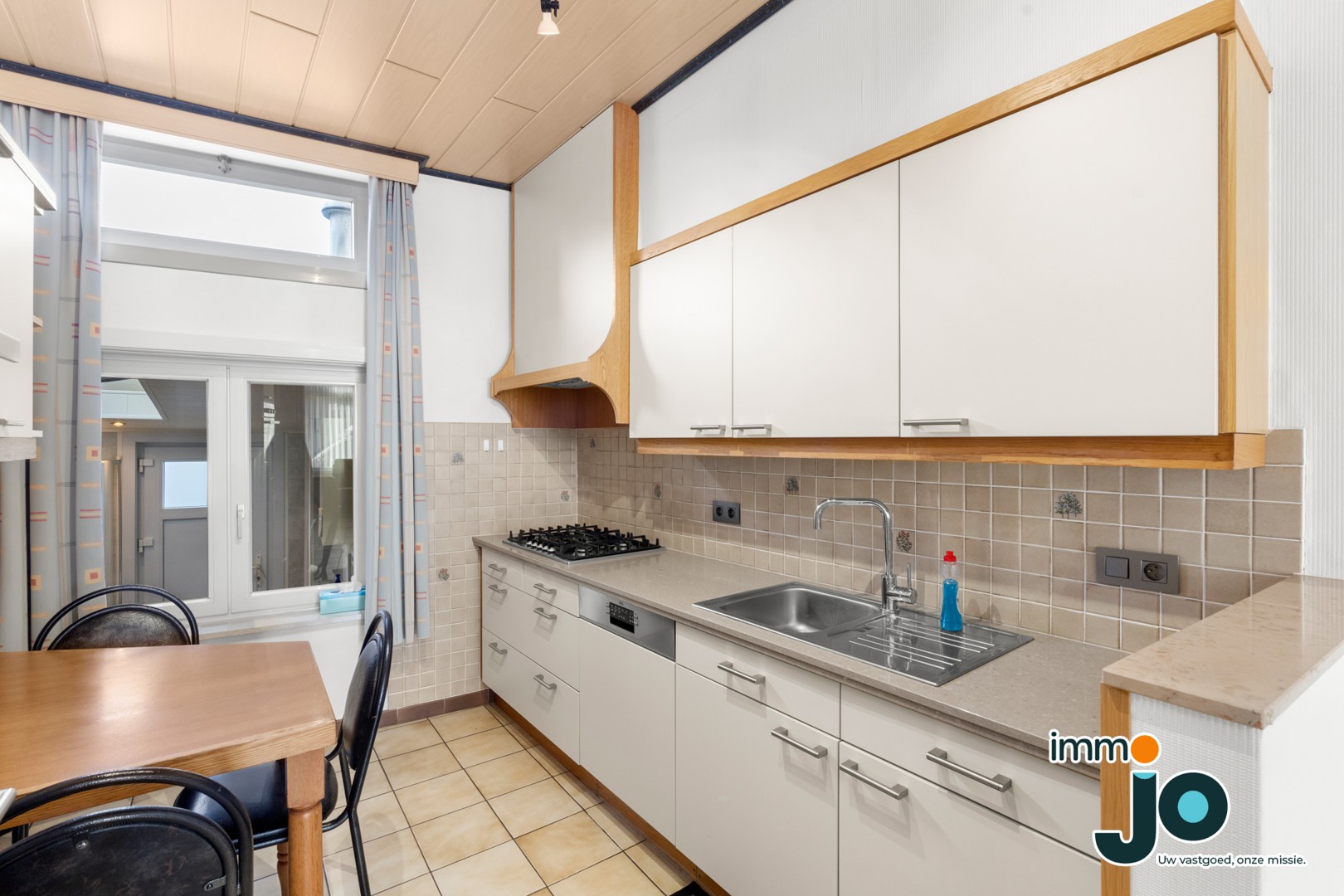 Instapklare en ruime gezinswoning met 4 Slaapkamers in het Centrum van Oostende, vlakbij het strand en de zee en ideaal voor eigen bewoning of 2e verblijf - foto 4