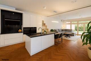 Looking for a spacious, move-in ready home? Then this is the place for you. This bel-etage combines comfort, functionality and energy efficiency...