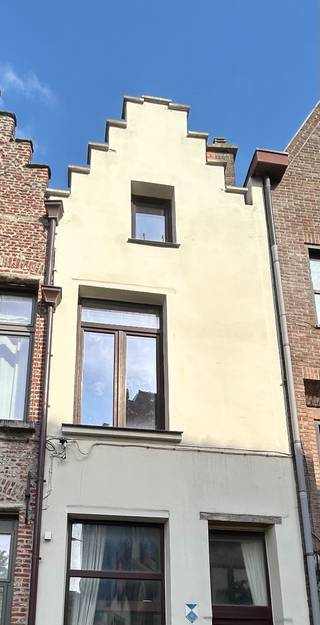 VERHUURD <br />Historisch pand ( 16- 17 eeuw ) met tuin in tuinstraat vlak bij St Andriesplaats .<br />Wij zoeken een huurder ( MAX 2 pers ) die op zoek is naar authentiek plekje in de binnenstad . <br />Je komt binnen in de keuken - kookvuur , oven, microgolf, ijskast, vaatwasse, dampkap . Achter de keuken leefruimte met kasten en achteraan schuifraam naar tuin . in de tuin is bergruimte voor fiets en of vuilbak .<br />Eerste verdieping leefruimte, salon, bureau ( zelf in te vullen ) . Toilet bevind zich onder trap naar verdieping 2 .<br />Tweede verdieping : vernieuwde badkamer met douche en lavabo .en slaapkamer met bed en kasten . <br />Gewelfde kelder waar momenteel nog wasmachine en droogkast staan . <br /><br />Huurprijs € 850/ maand .<br />Liever geen rokers en geen huisdieren. <br /><br />Bezichtiging na afspraak via mail . Voorkeur doorgeven vrijdag zaterdag zondag ( tussen 14 -16 u ) <br /><br />