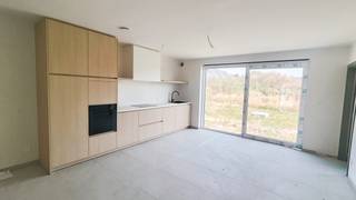 Op de grens van Roeselare en Hooglede, in de Simonne Brugghestraat, staan deze halfopen en gesloten nieuwbouwwoningen in een rustige en kindvriendelijke buurt. Ze charmeren met hun unieke nieuwbouwstijl, waarbij een goede bereikbaarheid en een groene omgeving perfect samenkomen. Je kunt gemakkelijk de autosnelweg nemen of het openbaar vervoer gebruiken. Bovendien geniet je van de nabijheid van ziekenhuizen, scholen, winkels en diverse recreatiemogelijkheden, waardoor het een ideale woonplek is voor zowel jong als oud.<br /><br /><strong>Troeven van deze woningen:</strong>
<ul>
	<li>Instapklare, energiezuinige woning;</li>
	<li>Vloerverwarming op het gelijkvloers in combinatie met het warmtenet;</li>
	<li>3 ruime slaapkamers;</li>
	<li>Badkamer uitgerust met een inloopdouche, bad en dubbel lavabomeubel;</li>
	<li>Ruime inpandige garage met automatische sectionaalpoort;</li>
	<li>Vanuit de garage is er toegang tot de aangelegde tuin;</li>
</ul>
Wil je meer informatie? Neem dan nu nog contact met ons op!