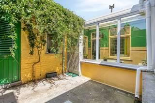 Bent u op zoek naar een bijzonder renovatieproject op een absolute toplocatie? Dit uitzonderlijke vastgoed in Brugge bestaat uit twee in elkaar verweven huizen en biedt een ongekend potentieel voor wie droomt van een karaktervol totaalproject. Met een perceeloppervlakte van 199 vierkante meter en een royale bewoonbare oppervlakte van maar liefst 324 vierkante meter zijn de mogelijkheden hier eindeloos. Een grote troef is dat er, ondanks de noodzaak tot modernisering, geen renovatieverplichting geldt dankzij het gunstige Energieprestatiecertificaat met label D. Zo kunt u dit charmante huis in Brugge volledig op uw eigen tempo transformeren.<br /><br />Indeling: <br /><br />Gelijkvloers:<br />- inkomhal <br />- vestiaire<br />- vroegere winkelruimte<br />- eetkamer / woonkamer<br />- keuken<br />- buiten berging<br />- veranda <br />- zonnig terras<br />- badkamer voorzien van lavabomeubel en inloopdouche<br />- berging <br />- trappenhal langs beide kanten van de woning (n° 49 - 51) <br /><br />Eerste verdieping: <br />- hal<br />- keuken<br />- badkamer voorzien van lavabomeubel en ligbad<br />- apart toilet<br />- woonkamer<br />- slaapkamer<br />- vergund dakterras <br /><br />Tweede verdieping: <br />- nachthal <br />- mogelijkheid voor twee slaapkamers te creëren <br /><br />Op wandelafstand bevindt u zich te midden van gezellige pleinen, lokale winkels, scholen en diverse restaurants. Ook de bereikbaarheid is optimaal: met het openbaar vervoer, de fiets of de auto bent u snel de stad in en uit, met een vlotte verbinding naar de ring en het station. <br /><br />Interesse? Vraag vandaag nog je bezoek aan. <br /><br />De eigendom wordt aangeboden via de Power-sale formule. Van 18/09/2026 om 00:00 tot 02/10/2026 om 00:00 kan u het huis op afspraak komen bezichtigen en een bod uitbrengen. De vermelde prijs is een instelprijs. Voor meer info, gelieve contact op te nemen met de dossierverantwoordelijke.<br /><br />Bestuursmaatregelen in het maatregelenregister: nee